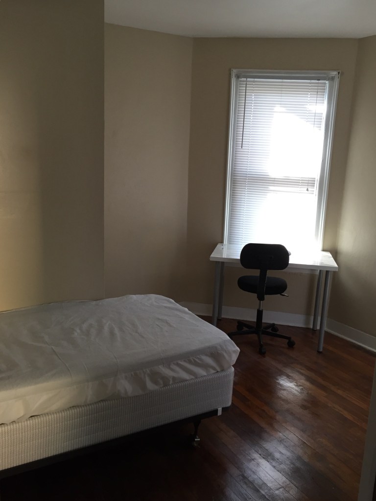bedroom with twin bed and desk and chair
